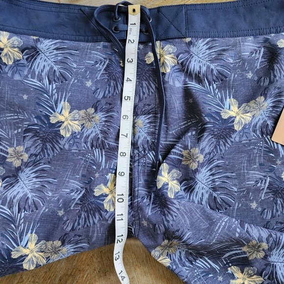 Travis Mathew Board Shorts Mens 40 Blue Floral Tropical Hawaiian Becan Ruins NEW - Picture 6 of 12